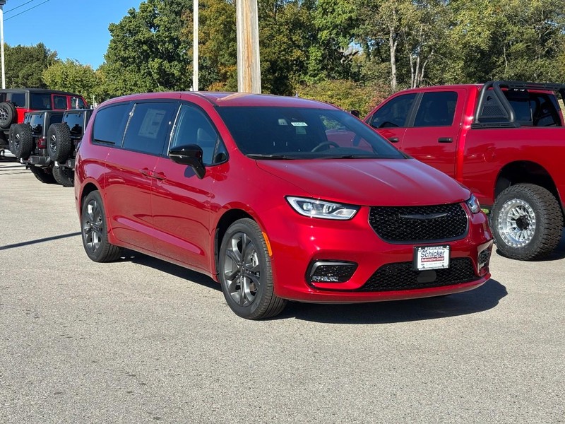 Chrysler Pacifica Vehicle Full-screen Gallery Image 02