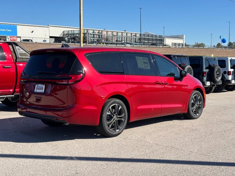 Chrysler Pacifica Vehicle Full-screen Gallery Image 03