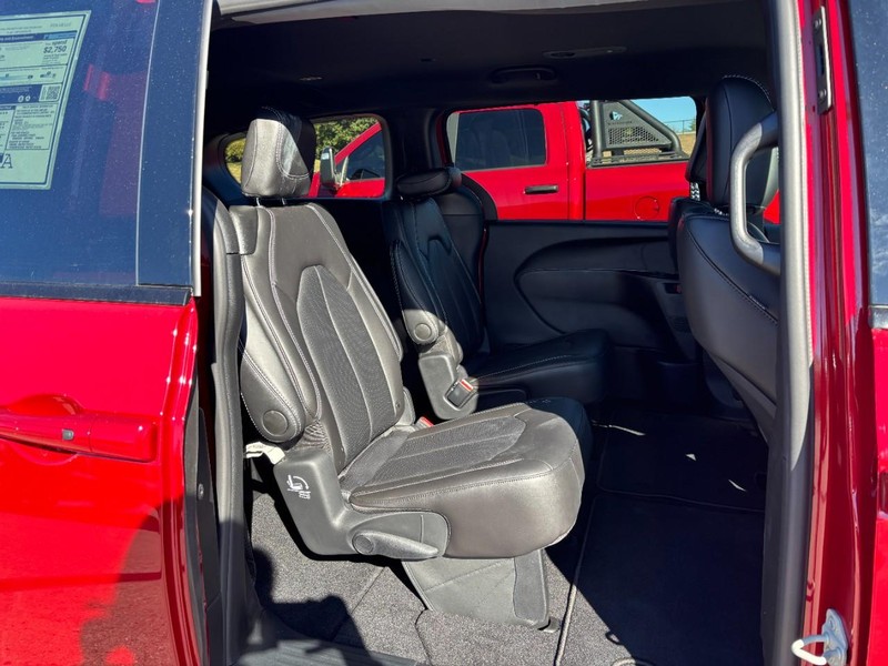 Chrysler Pacifica Vehicle Full-screen Gallery Image 05