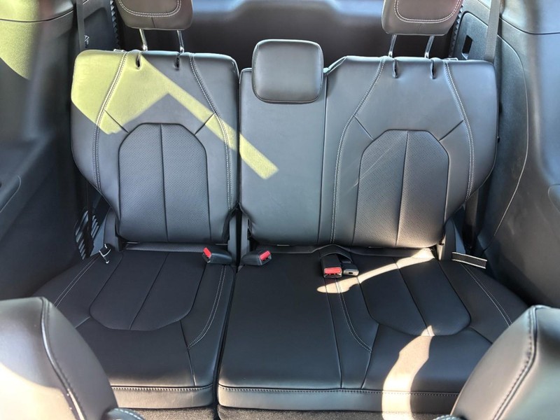 Chrysler Pacifica Vehicle Full-screen Gallery Image 06