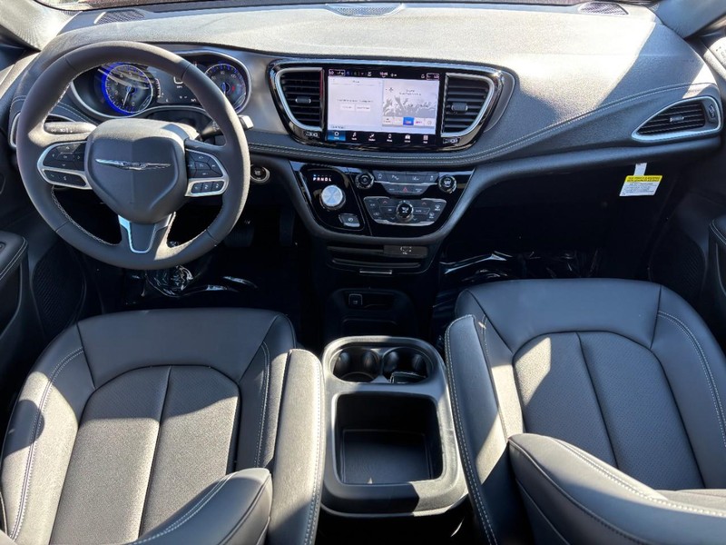 Chrysler Pacifica Vehicle Full-screen Gallery Image 07