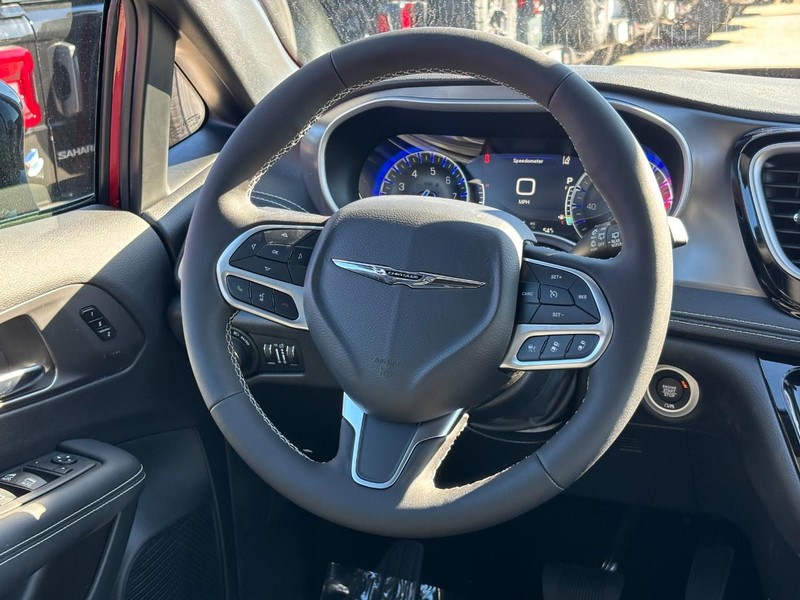 Chrysler Pacifica Vehicle Full-screen Gallery Image 08