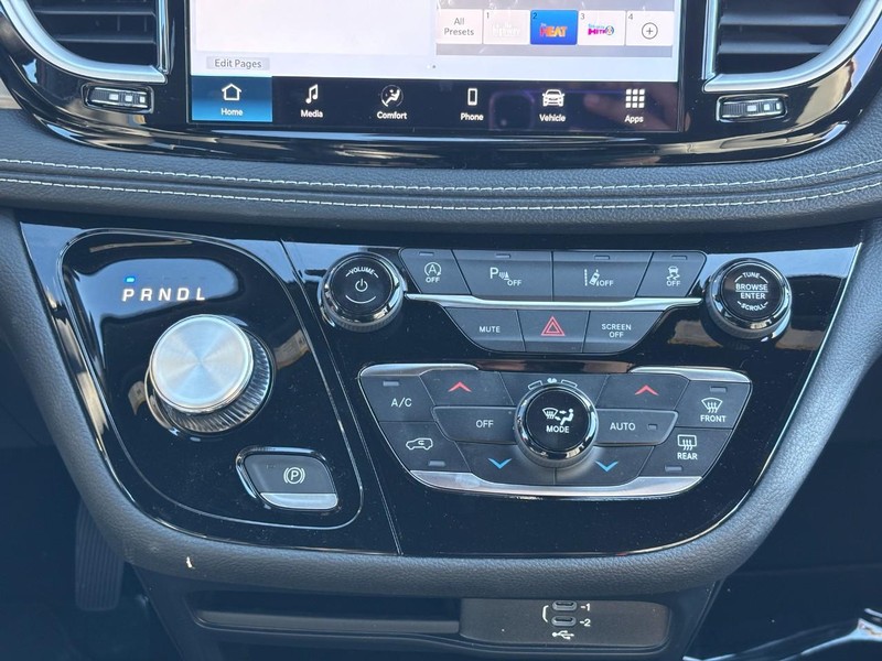 Chrysler Pacifica Vehicle Full-screen Gallery Image 10