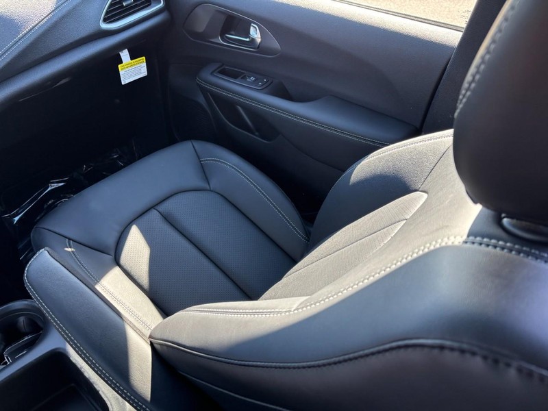 Chrysler Pacifica Vehicle Full-screen Gallery Image 11