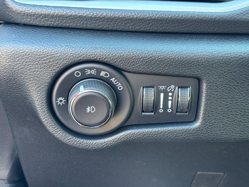 Chrysler Pacifica Vehicle Full-screen Gallery Image 12