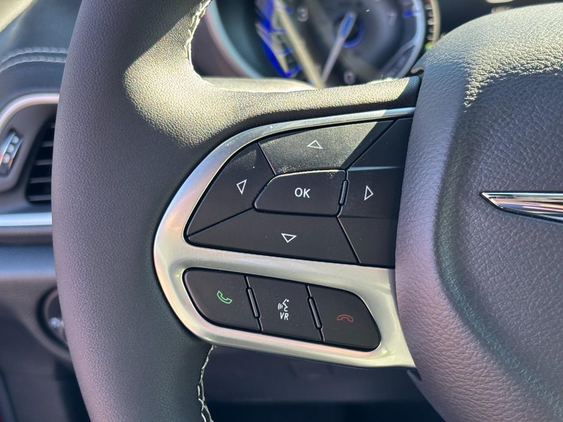 Chrysler Pacifica Vehicle Full-screen Gallery Image 13