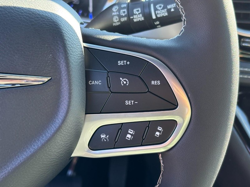 Chrysler Pacifica Vehicle Full-screen Gallery Image 14