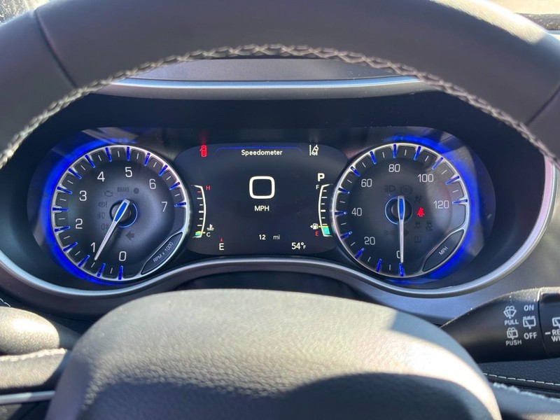 Chrysler Pacifica Vehicle Full-screen Gallery Image 15