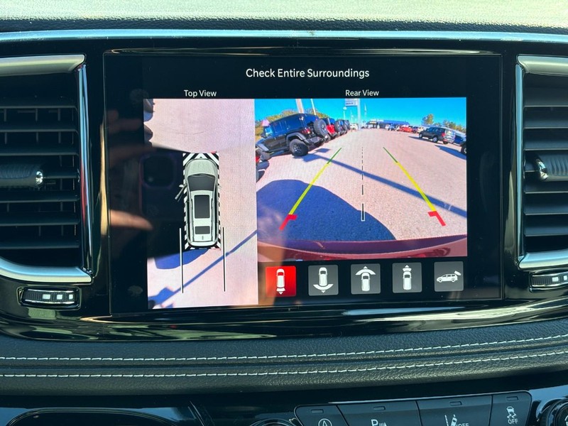 Chrysler Pacifica Vehicle Full-screen Gallery Image 17