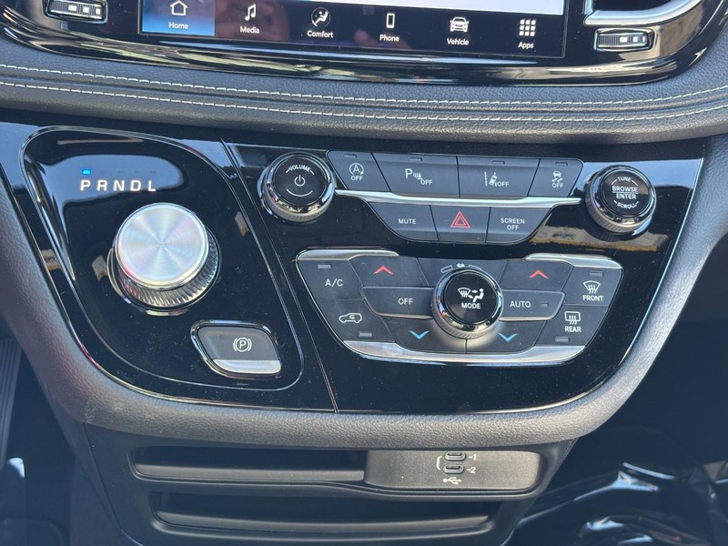 Chrysler Pacifica Vehicle Full-screen Gallery Image 18