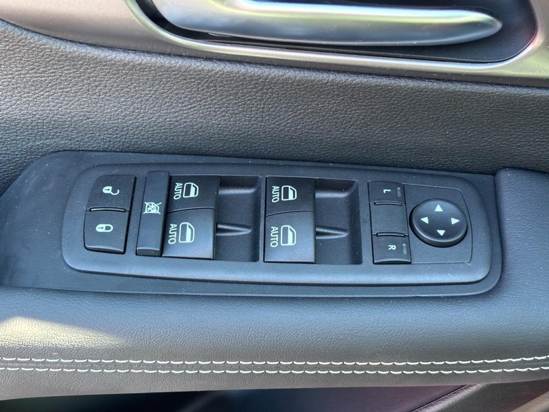 Chrysler Pacifica Vehicle Full-screen Gallery Image 19