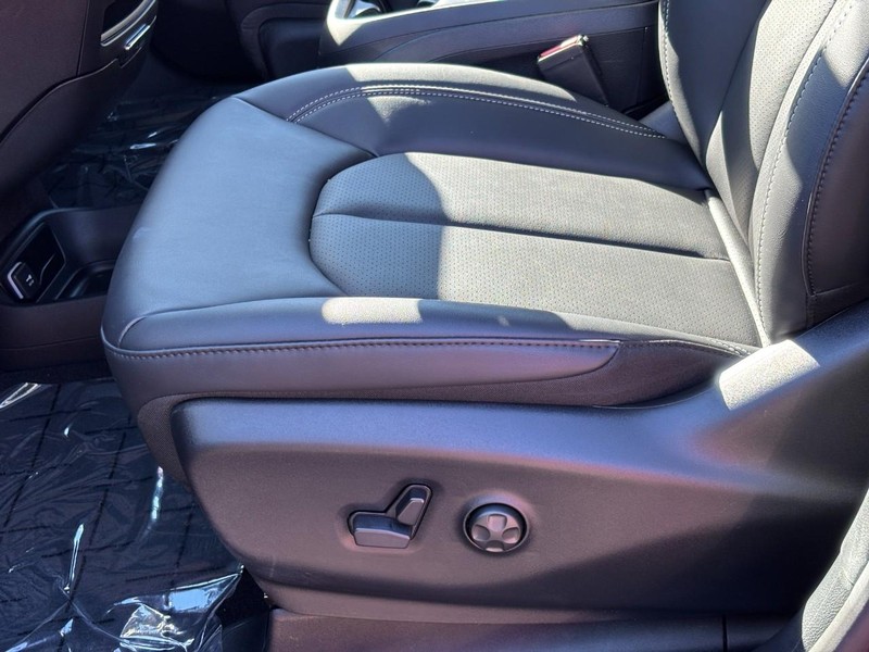 Chrysler Pacifica Vehicle Full-screen Gallery Image 21