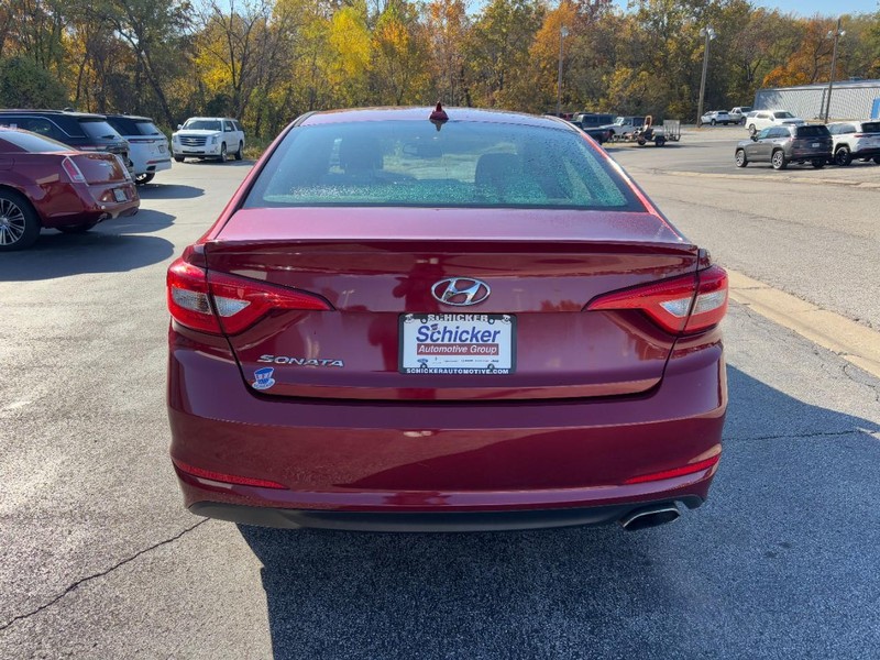 Hyundai Sonata Vehicle Full-screen Gallery Image 05