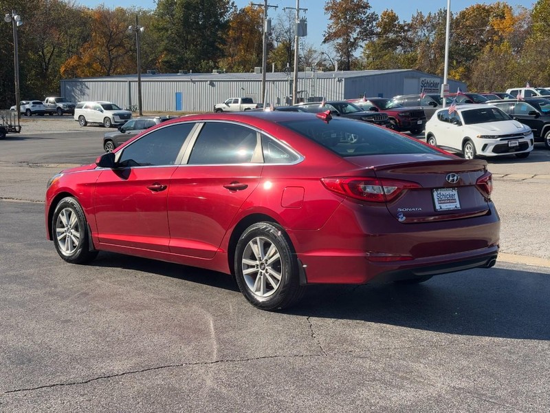 Hyundai Sonata Vehicle Full-screen Gallery Image 06