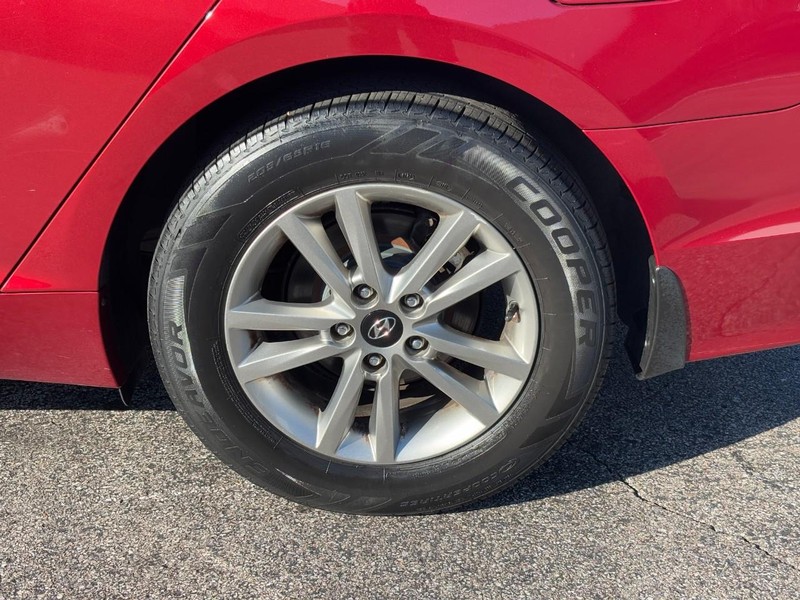 Hyundai Sonata Vehicle Full-screen Gallery Image 07