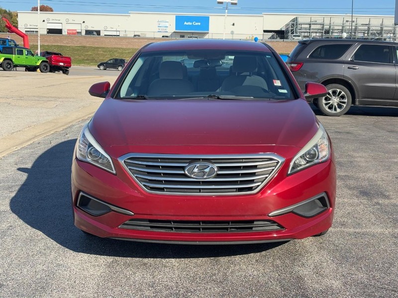 Hyundai Sonata Vehicle Full-screen Gallery Image 09
