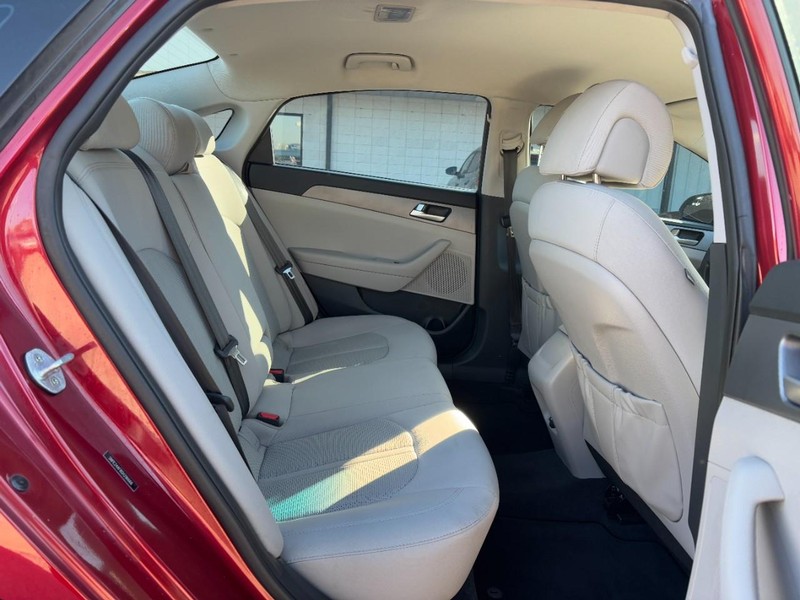 Hyundai Sonata Vehicle Full-screen Gallery Image 10