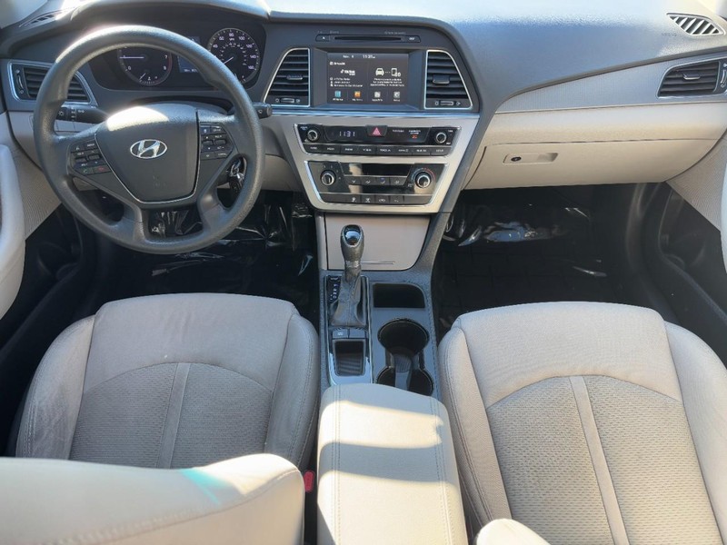 Hyundai Sonata Vehicle Full-screen Gallery Image 11
