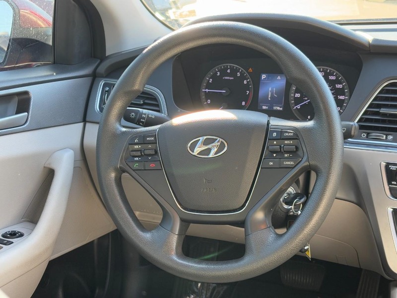 Hyundai Sonata Vehicle Full-screen Gallery Image 12