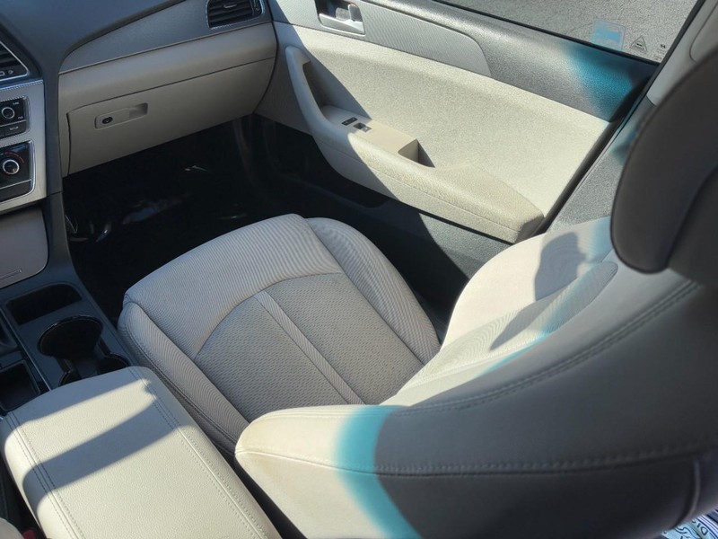 Hyundai Sonata Vehicle Full-screen Gallery Image 15