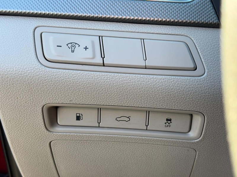 Hyundai Sonata Vehicle Full-screen Gallery Image 16