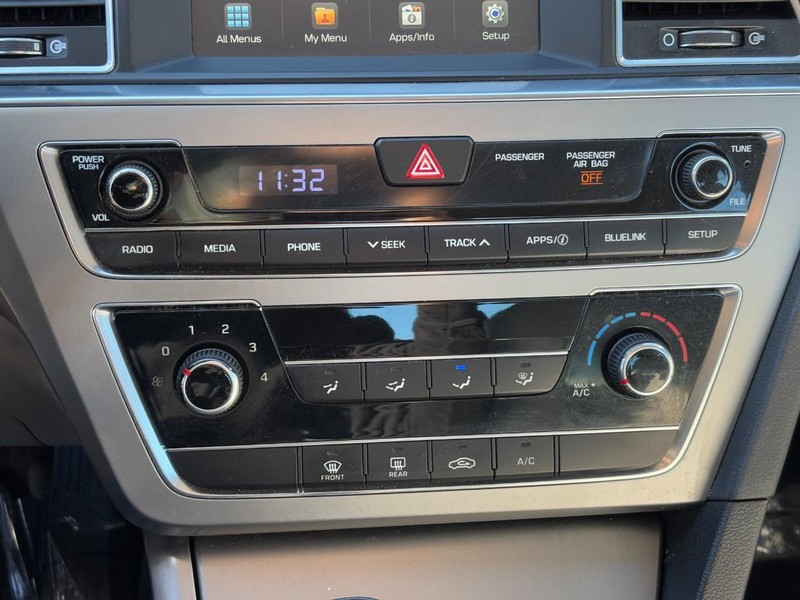 Hyundai Sonata Vehicle Full-screen Gallery Image 22