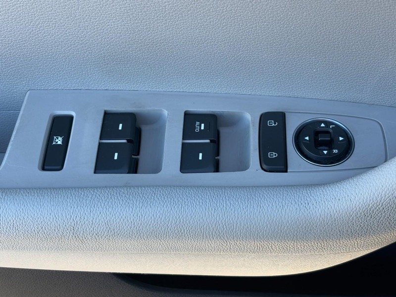 Hyundai Sonata Vehicle Full-screen Gallery Image 23