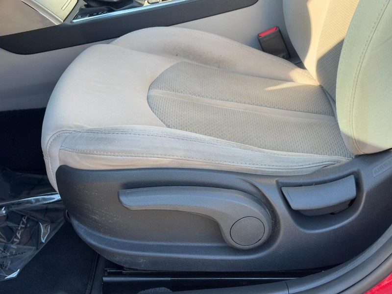 Hyundai Sonata Vehicle Full-screen Gallery Image 24