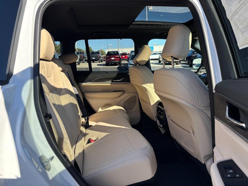 Jeep Grand Cherokee Vehicle Full-screen Gallery Image 05