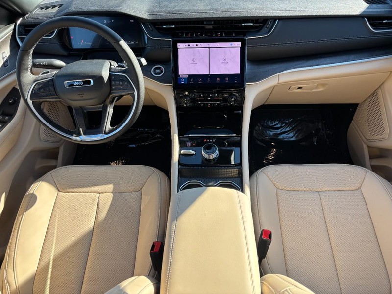 Jeep Grand Cherokee Vehicle Full-screen Gallery Image 06