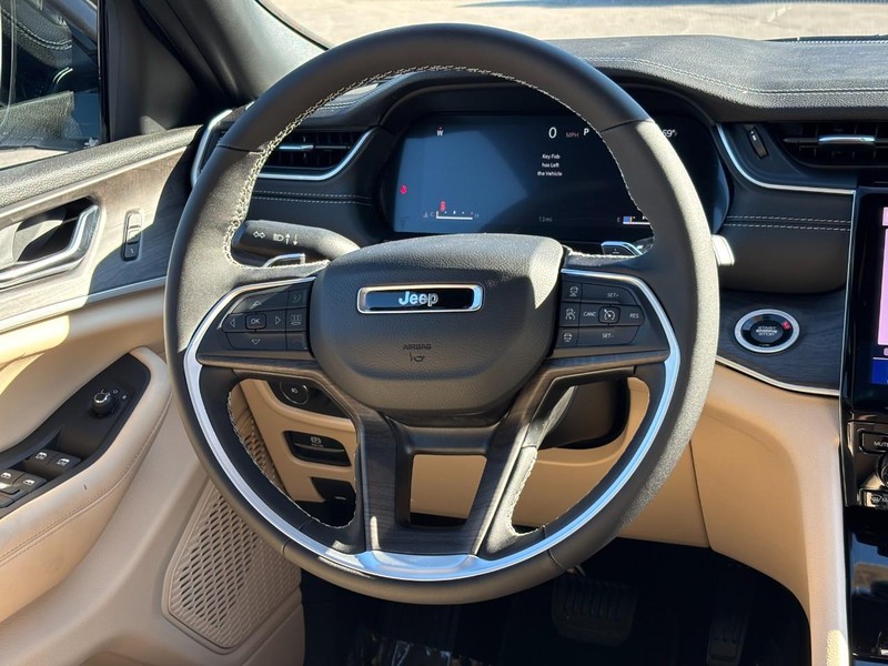 Jeep Grand Cherokee Vehicle Full-screen Gallery Image 07