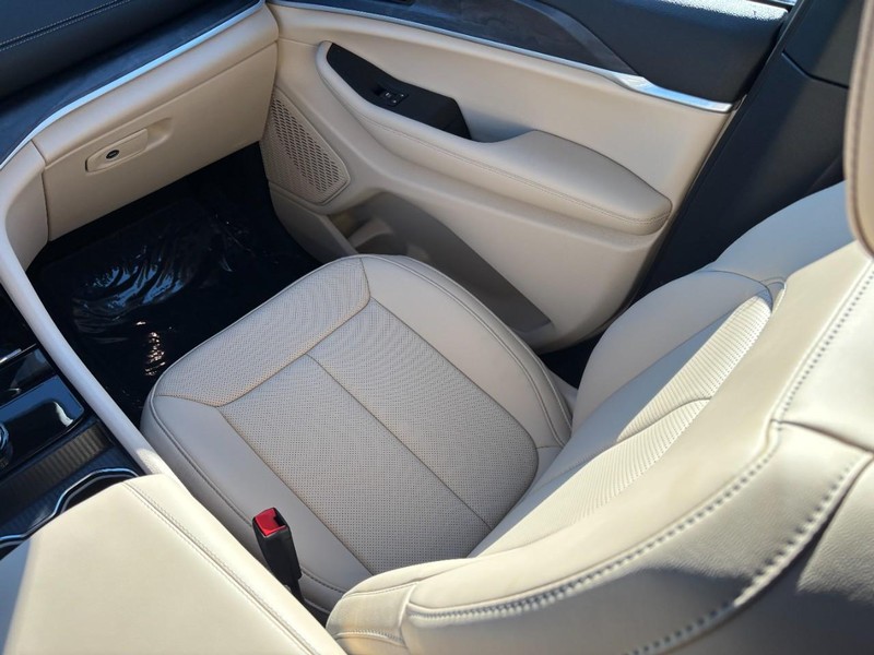 Jeep Grand Cherokee Vehicle Full-screen Gallery Image 09