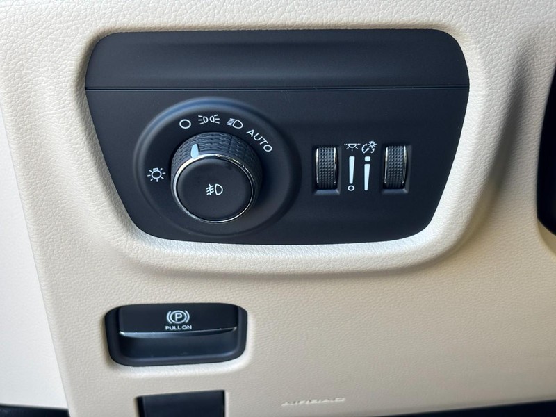 Jeep Grand Cherokee Vehicle Full-screen Gallery Image 10