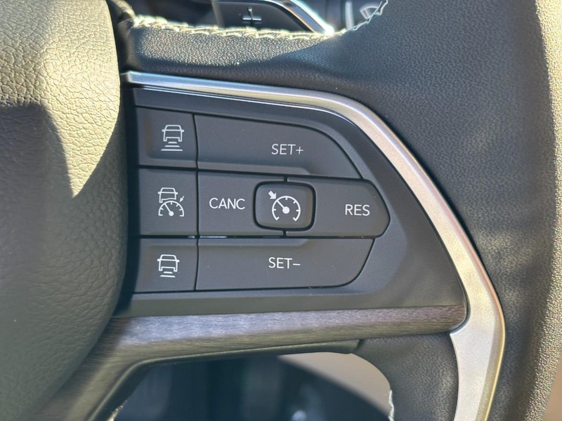 Jeep Grand Cherokee Vehicle Full-screen Gallery Image 12