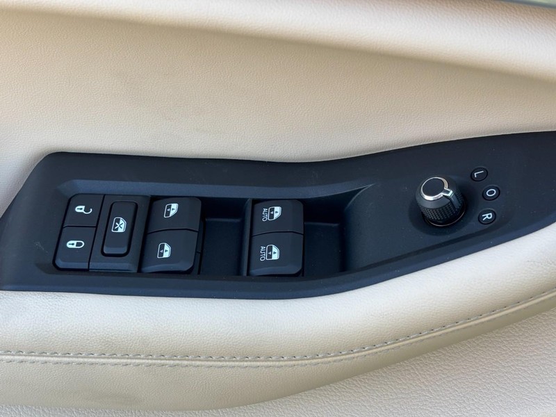 Jeep Grand Cherokee Vehicle Full-screen Gallery Image 18