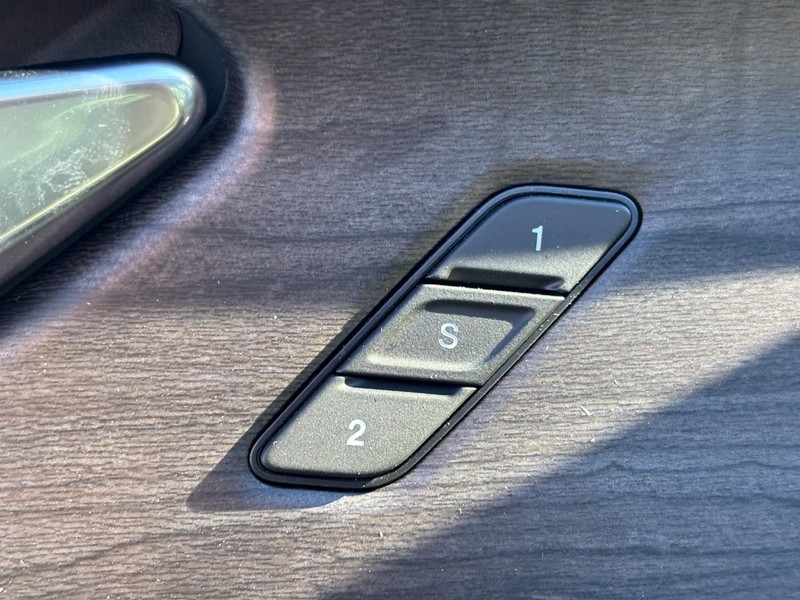 Jeep Grand Cherokee Vehicle Full-screen Gallery Image 19