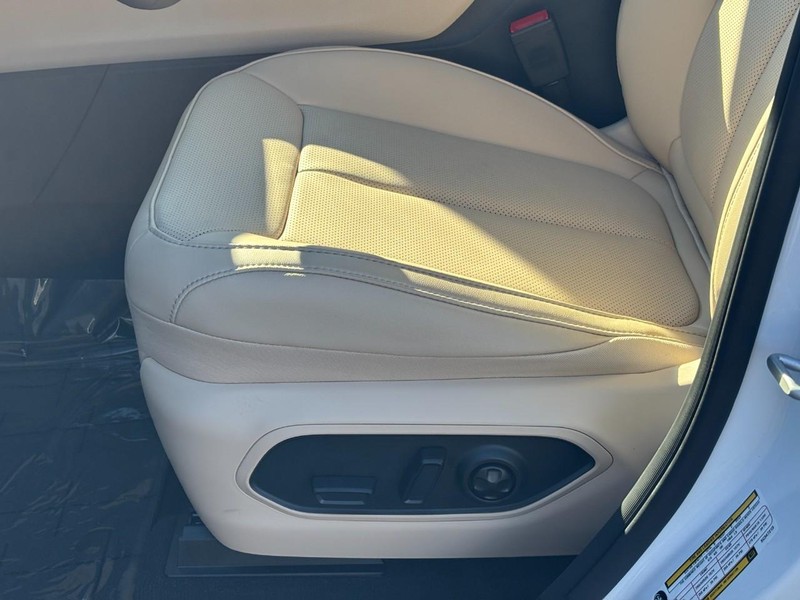 Jeep Grand Cherokee Vehicle Full-screen Gallery Image 20