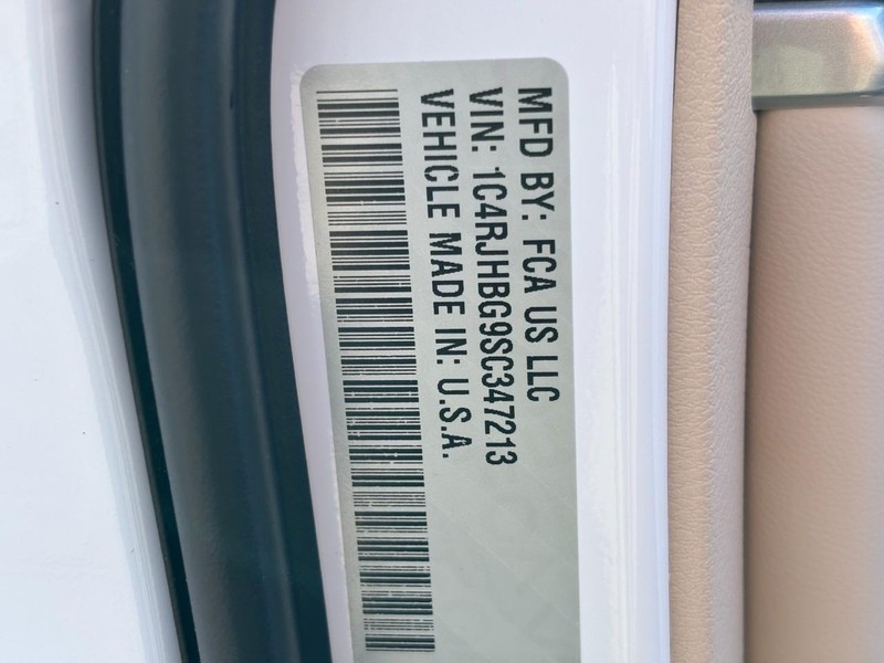 Jeep Grand Cherokee Vehicle Full-screen Gallery Image 22