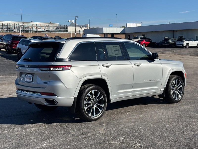 Jeep Grand Cherokee Vehicle Full-screen Gallery Image 03