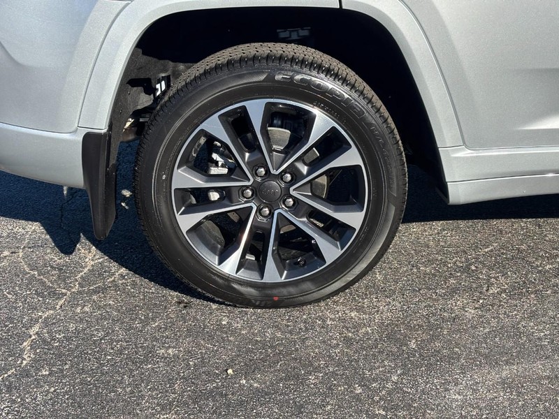 Jeep Grand Cherokee Vehicle Full-screen Gallery Image 04