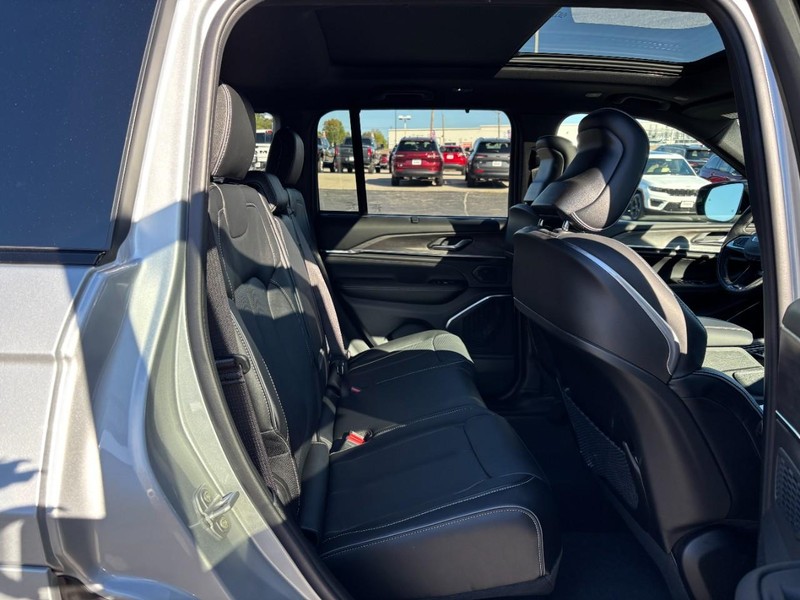 Jeep Grand Cherokee Vehicle Full-screen Gallery Image 05