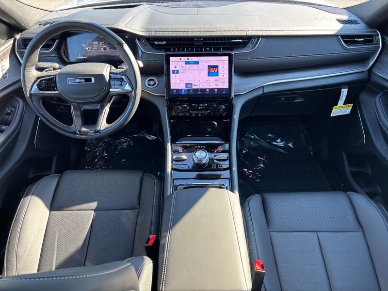 Jeep Grand Cherokee Vehicle Full-screen Gallery Image 06