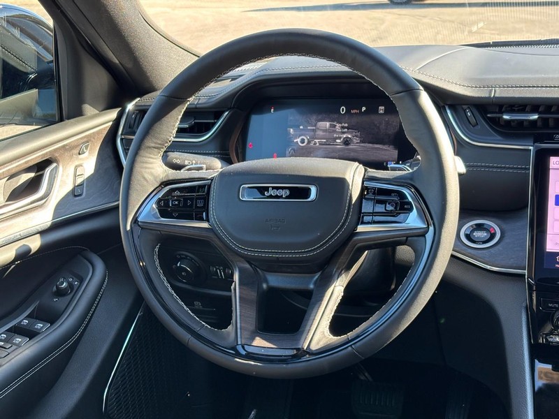 Jeep Grand Cherokee Vehicle Full-screen Gallery Image 07