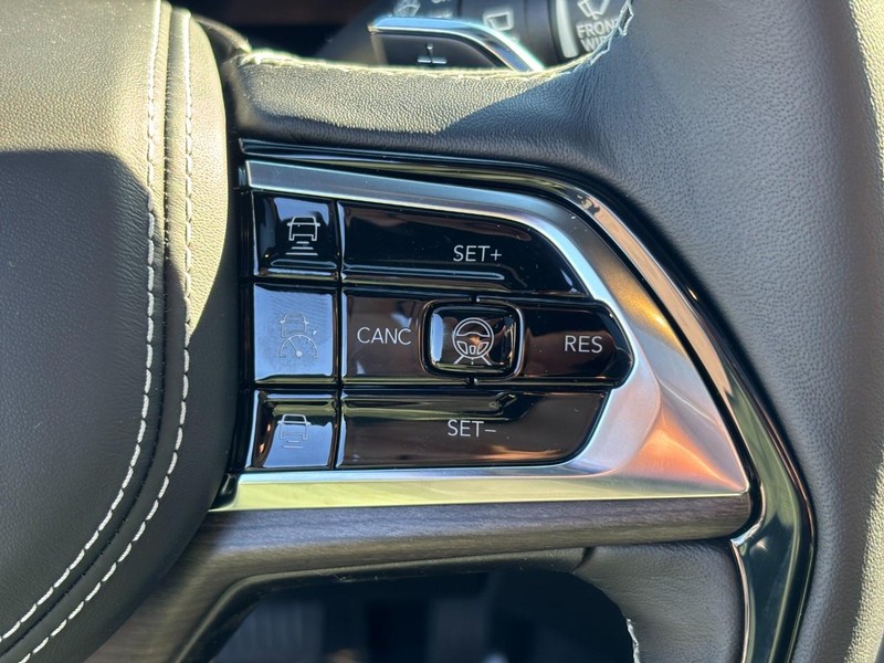 Jeep Grand Cherokee Vehicle Full-screen Gallery Image 12