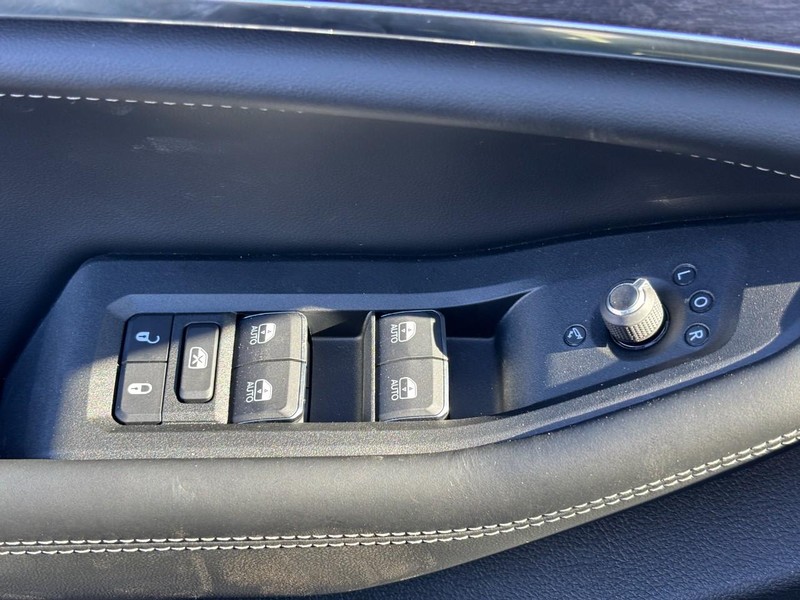 Jeep Grand Cherokee Vehicle Full-screen Gallery Image 18