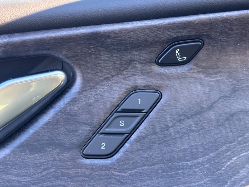 Jeep Grand Cherokee Vehicle Full-screen Gallery Image 19