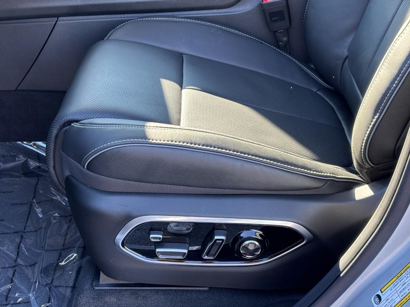 Jeep Grand Cherokee Vehicle Full-screen Gallery Image 20