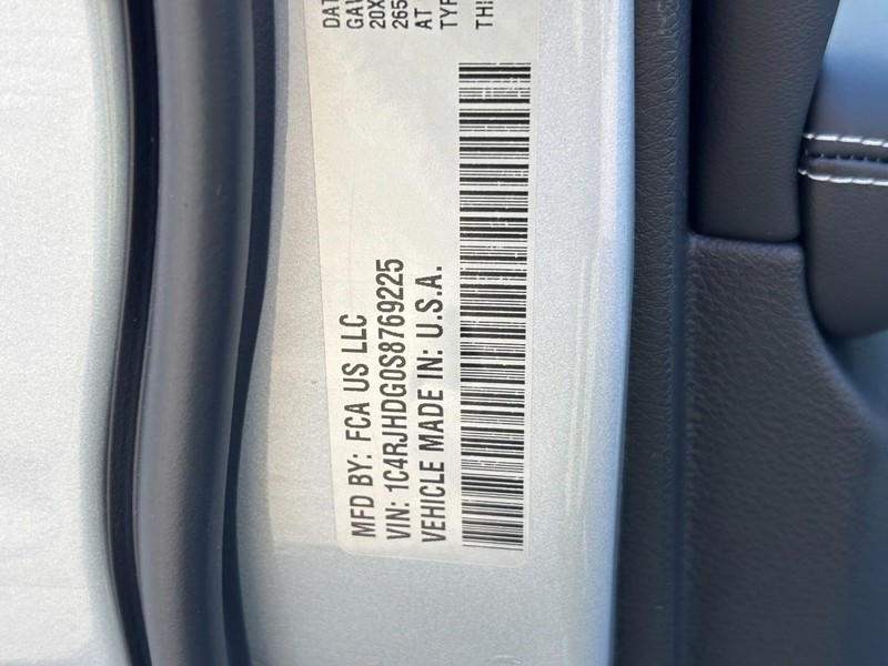 Jeep Grand Cherokee Vehicle Full-screen Gallery Image 22