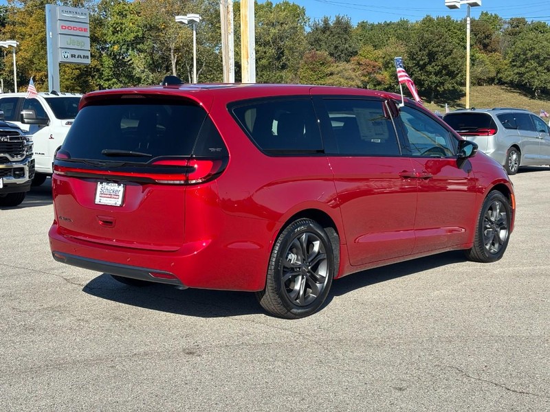 Chrysler Pacifica Vehicle Full-screen Gallery Image 03