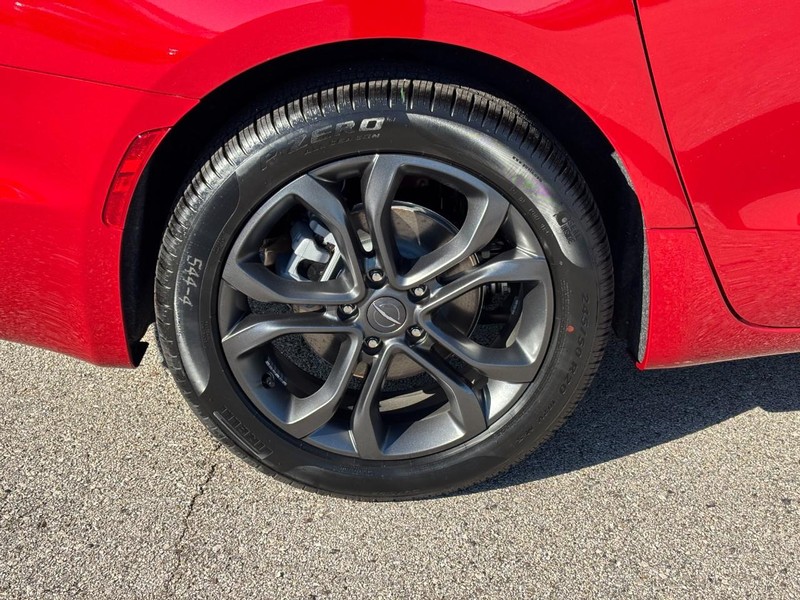 Chrysler Pacifica Vehicle Full-screen Gallery Image 04